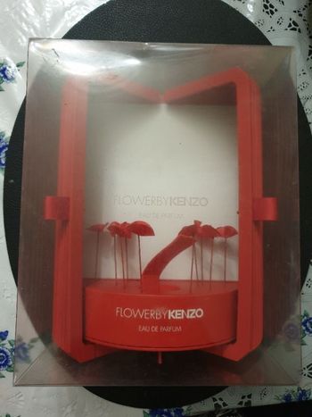 Coffret de parfum vide "Flower by Kenzo" en forme de livre