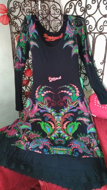 Robe Desigual noire avec ceinture verte. Très bon état. Taille M. Valeur 80€