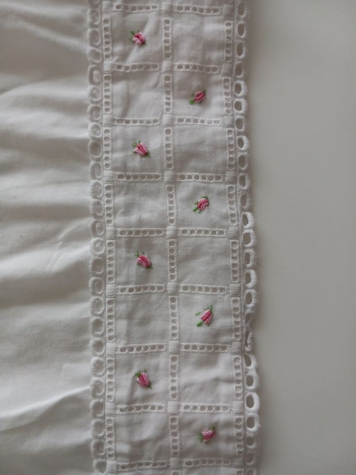 Drap ancien bébé brodé