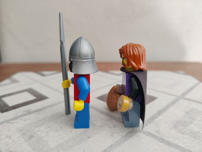 2 figurines Collecteur de taxes et Garde Lion Knight du set Lego 10332 Place du Village Médiéval - photo numéro 2
