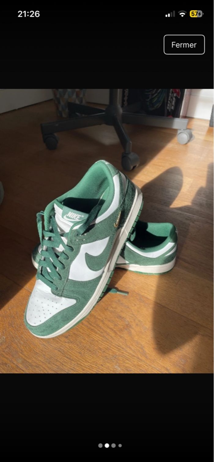 Nike dunk low vertes avec logo doré métalliques - photo numéro 2