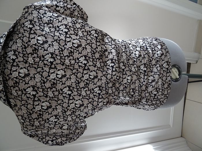 Chemisier noir fleuri taille 36 manches courtes - photo numéro 4