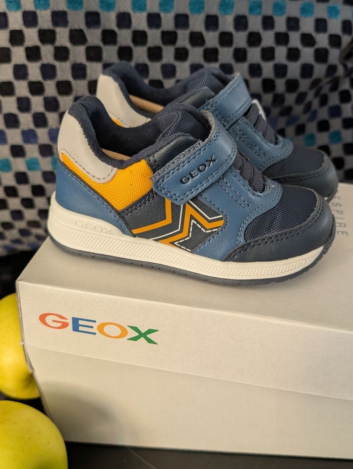 Baskets garçon. Taille 22. Neuf. Geox