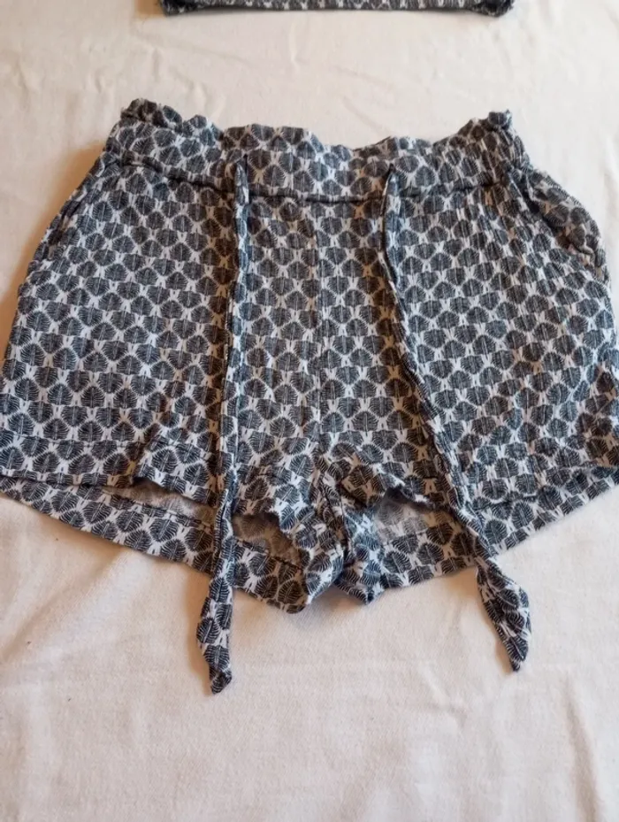 Ensemble été de marque Gémo et de taille 10ans ( haut et short) - photo numéro 2