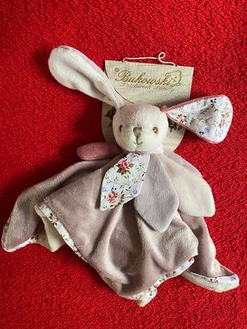 Bukowski doudou plat lapin blanc violet rose  carré pétales 