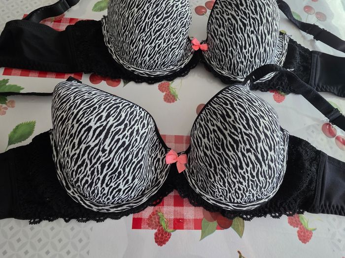LOTS DE 2 SOUTIEN-GORGE NOIR/BLANC COMME NEUF 100D MARQUE TISSAIA - photo numéro 2