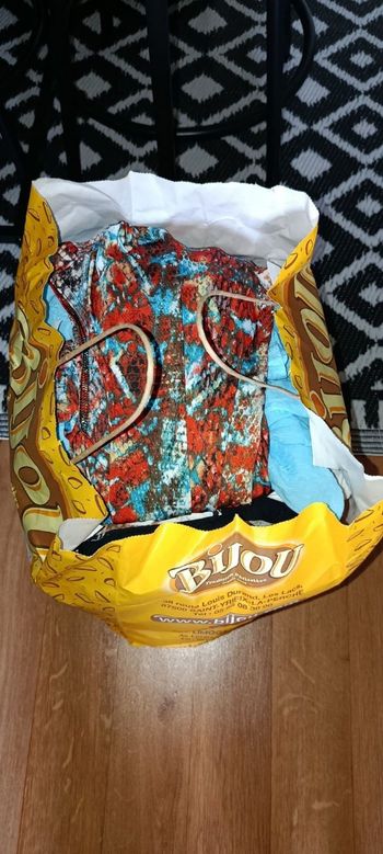 Lot vêtements femme Bonjour je vends une box mystère de 24 vêtements  il y a en marque Morgan, Desigual breal,les vêtements on pas été porté pour certains et propre et aucune tâche je mettrai des produits de beauté neuf et un sac a main ,si intéressé cont