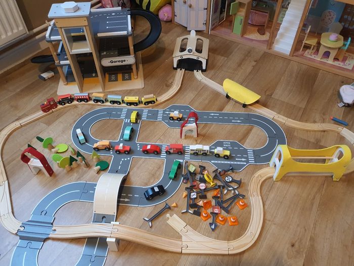 Garage avec circuit voiture et train en bois
