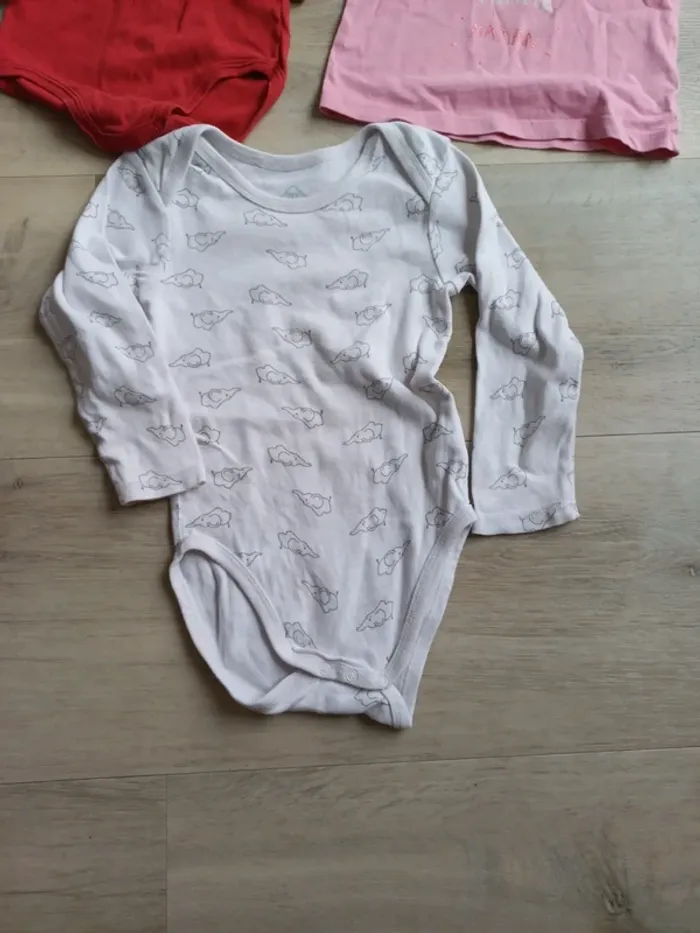 Lot bodies et tee shirt - photo numéro 5