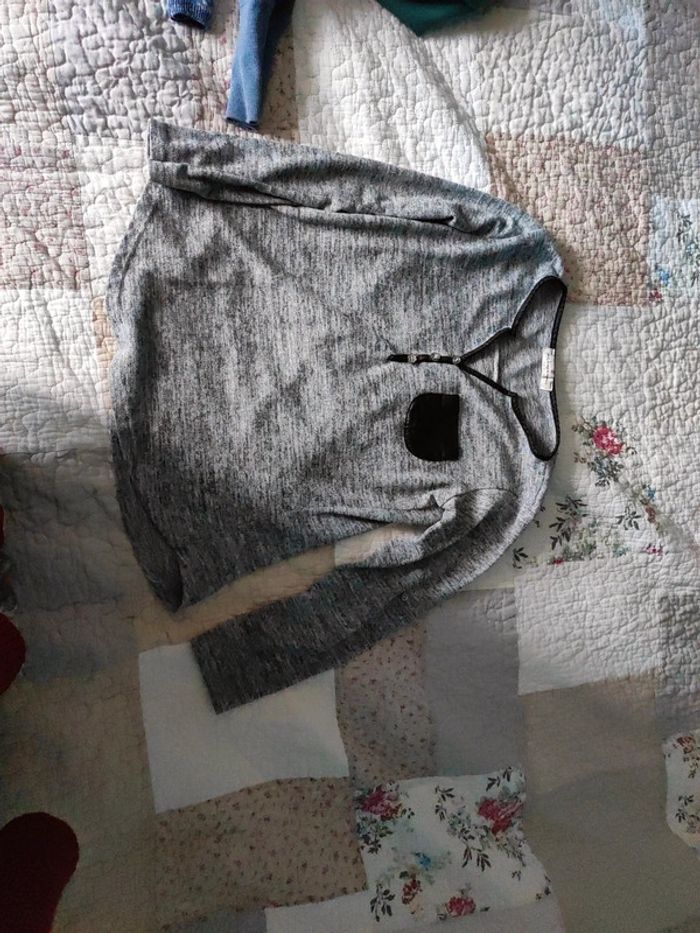Pull léger avec petite poche cuir décoration