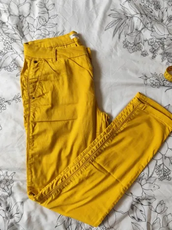Magnifique Chino femme jaune soleil taille 36