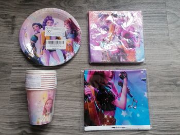 Lot de 10 assiettes/verres/serviettes/nappe Kpop Demon Hunters neuf