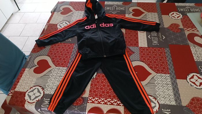 Ensemble jogging adidas taille 2/3 ans fille