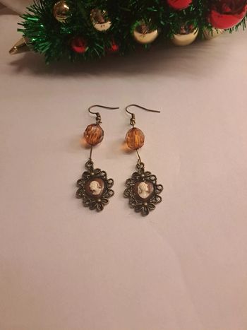 Boucles d'oreilles pendante avec camé cœur