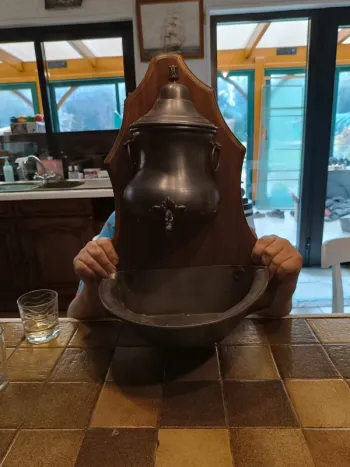 Fontaine murale décorative en étain