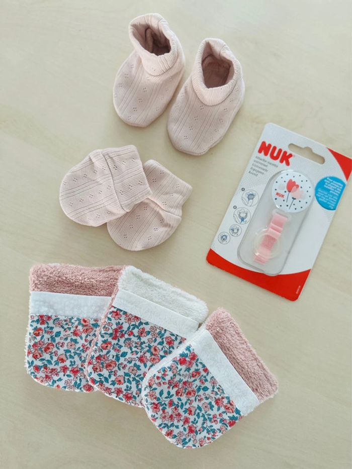 Lot accessoire bébé pour fille - photo numéro 2