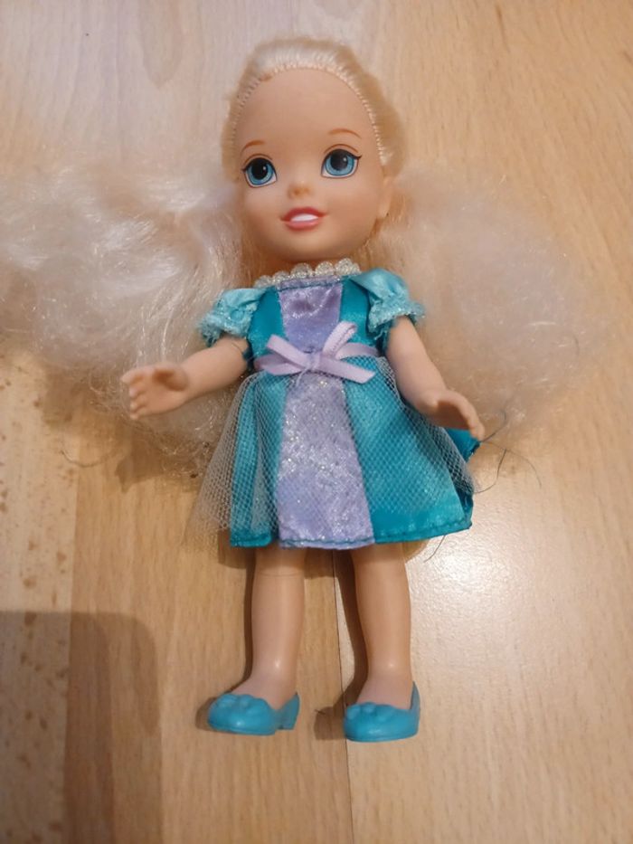 Petite barbie reine des neiges