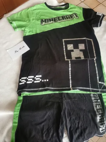 Ensemble t shirt +Short minecraft 14-15 ans