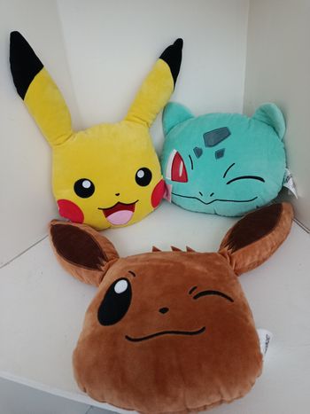 A saisir, lot de 3 magnifiques  peluches "  pokémon " ( bien lire ) 
