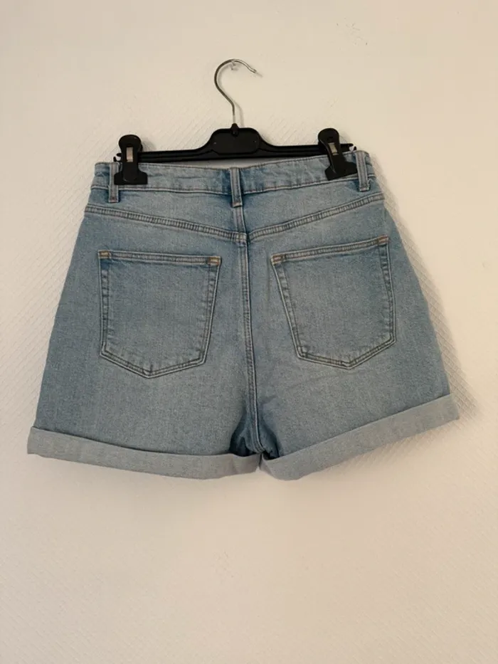 Short en jean en très bon état taille 34 Kiabi - photo numéro 3