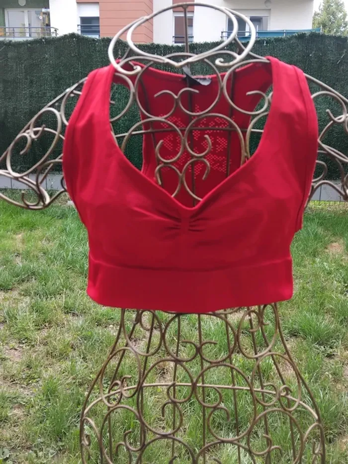 Lot de 2 brassières sport. Le gris est de la marque Jennifer et le rouge Athlitech. - photo numéro 5
