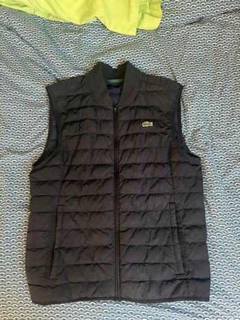 Doudoune sans manches Lacoste noire – portée régulièrement – défaut fermeture éclair poche gauche