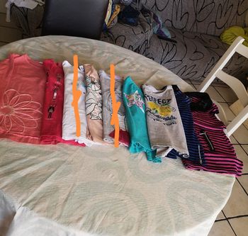 Lots de 6 tee-shirts manches longues plus un sweat à capuche plus une robe plusieurs marques taille 8ans