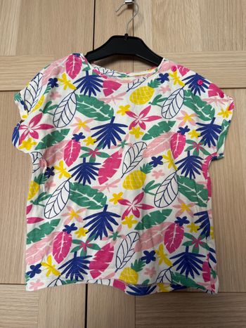 Tee shirt fleurs/feuilles/ananas KIABI t.6ans