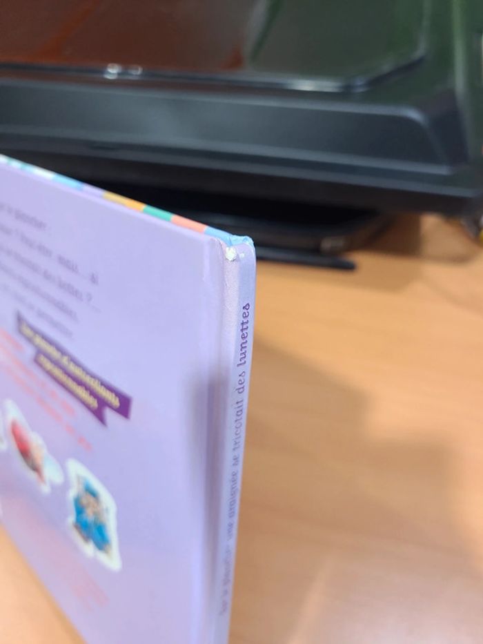 Sur le plancher une araigner se tricotage des lunettes - photo numéro 11