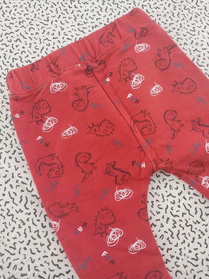 Pantalon bébé KIABI 3M dinos rouge – 100% coton - photo numéro 2