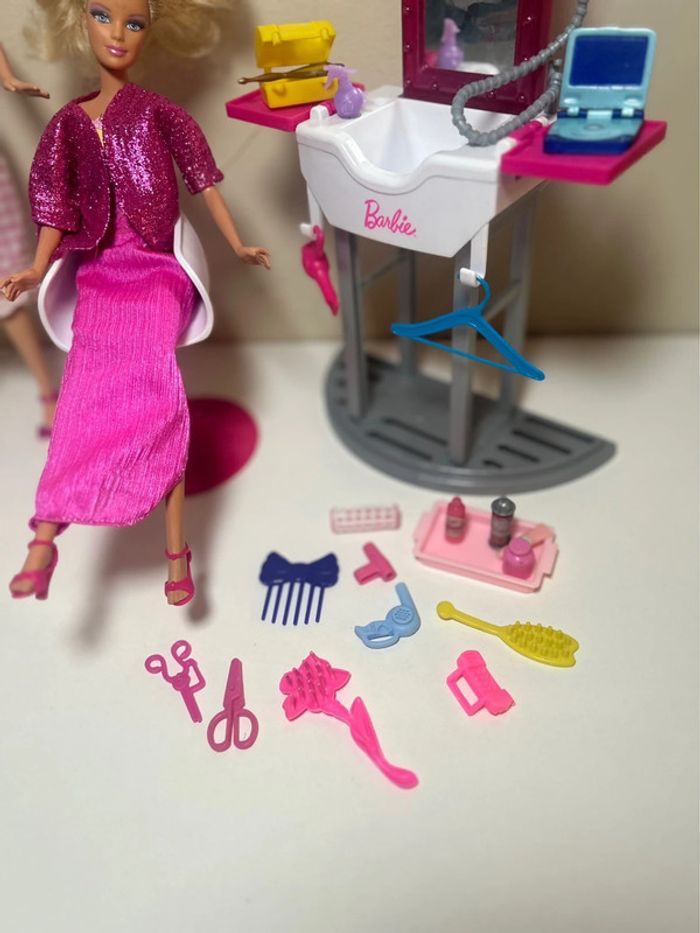 Jouet 🧸 Lot barbie coiffeur + 2 barbie + accessoires - photo numéro 3