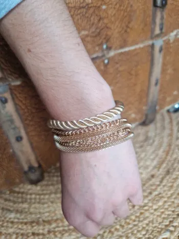Jolie bracelet doré aimanté