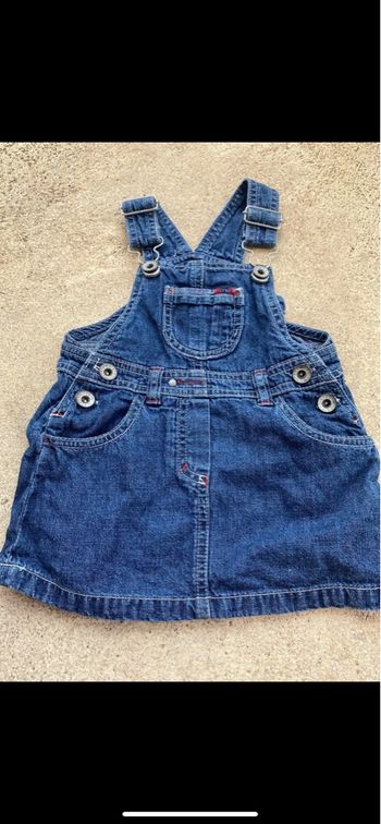 Robe en jeans bleu et rouge