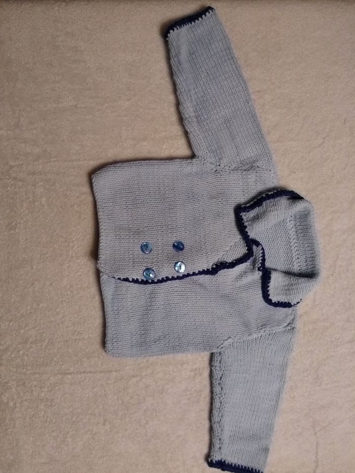 Gilet bleu fait main 6 mois (réf perso D34)(familleac72)