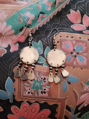 boucles d'oreilles en corne marron sur métal argenté vintage années 90.
