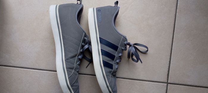 Jolie basket Adidas grises  bandes bleues marine 41,5 . Bon état. Usées en haut du talon voir photo. Pliure au niveau des orteils. - photo numéro 3