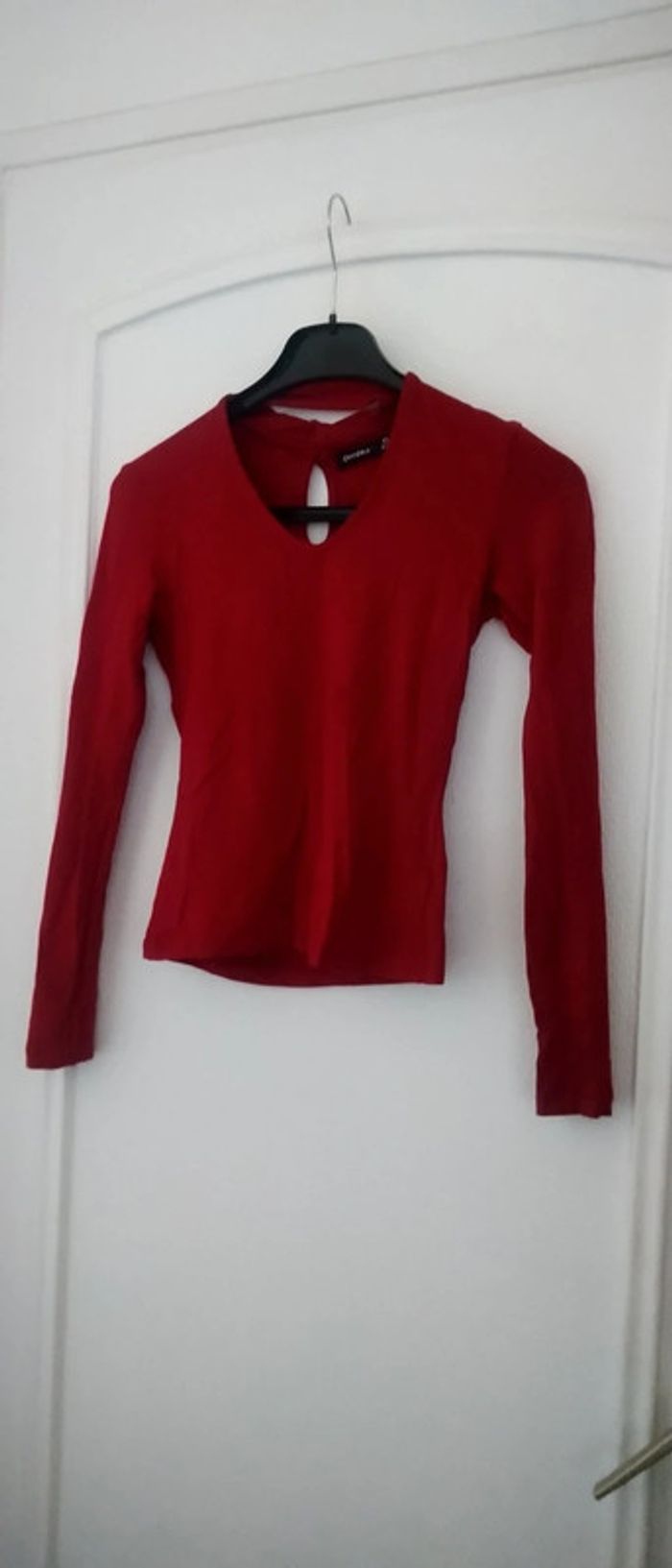 Haut rouge col montant en V neuf femme Xs bershka - photo numéro 2