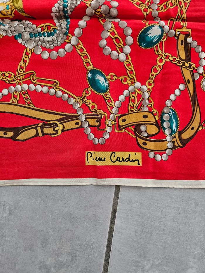 Carré Pierre Cardin rouge en soie 100% - photo numéro 2