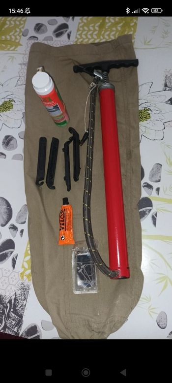 Pompe à vélo + matériel réparation crevaison vélo