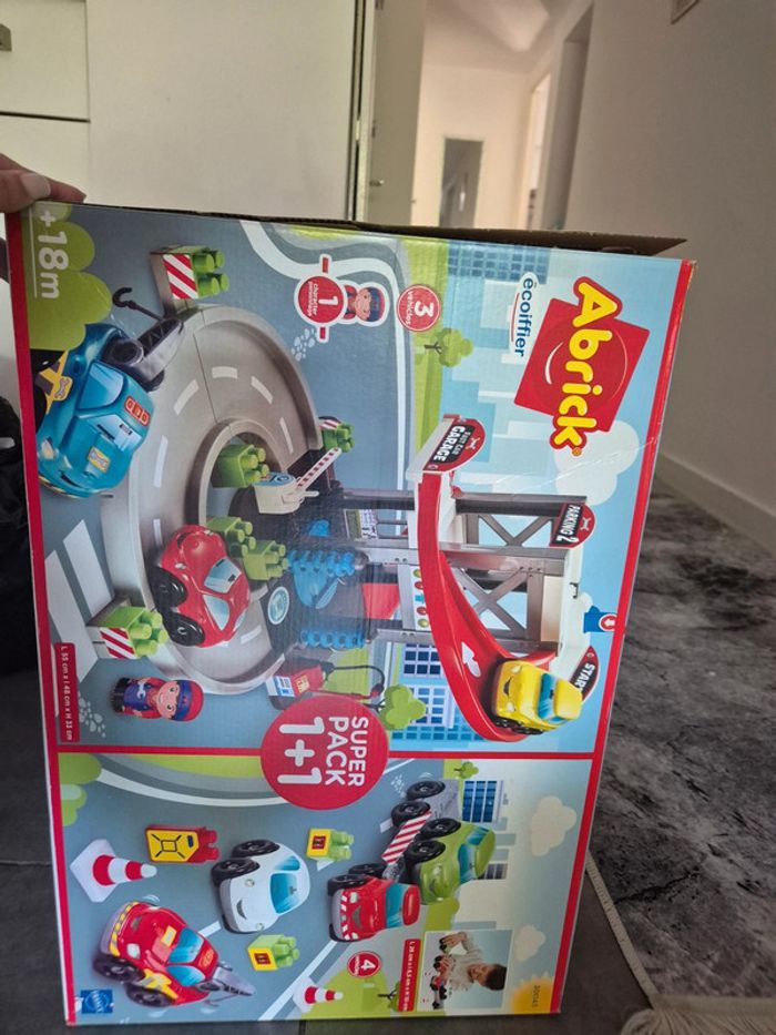 Pack de Garage avec Camion remorque Abrick, Comprend 7 Voitures,