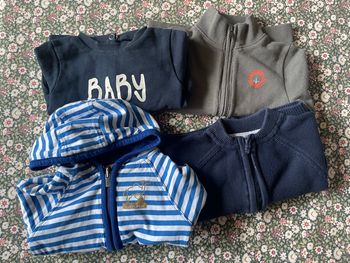 Lot de 4 pulls + 1 veste (6 mois)