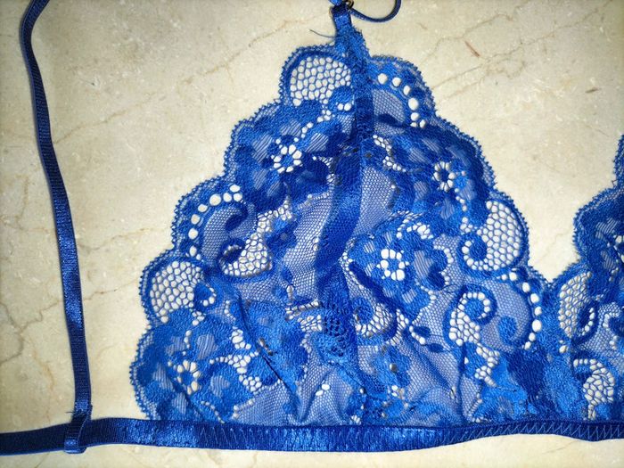 Ensemble lingerie en dentelle bleu électrique - triangle et tanga - photo numéro 4