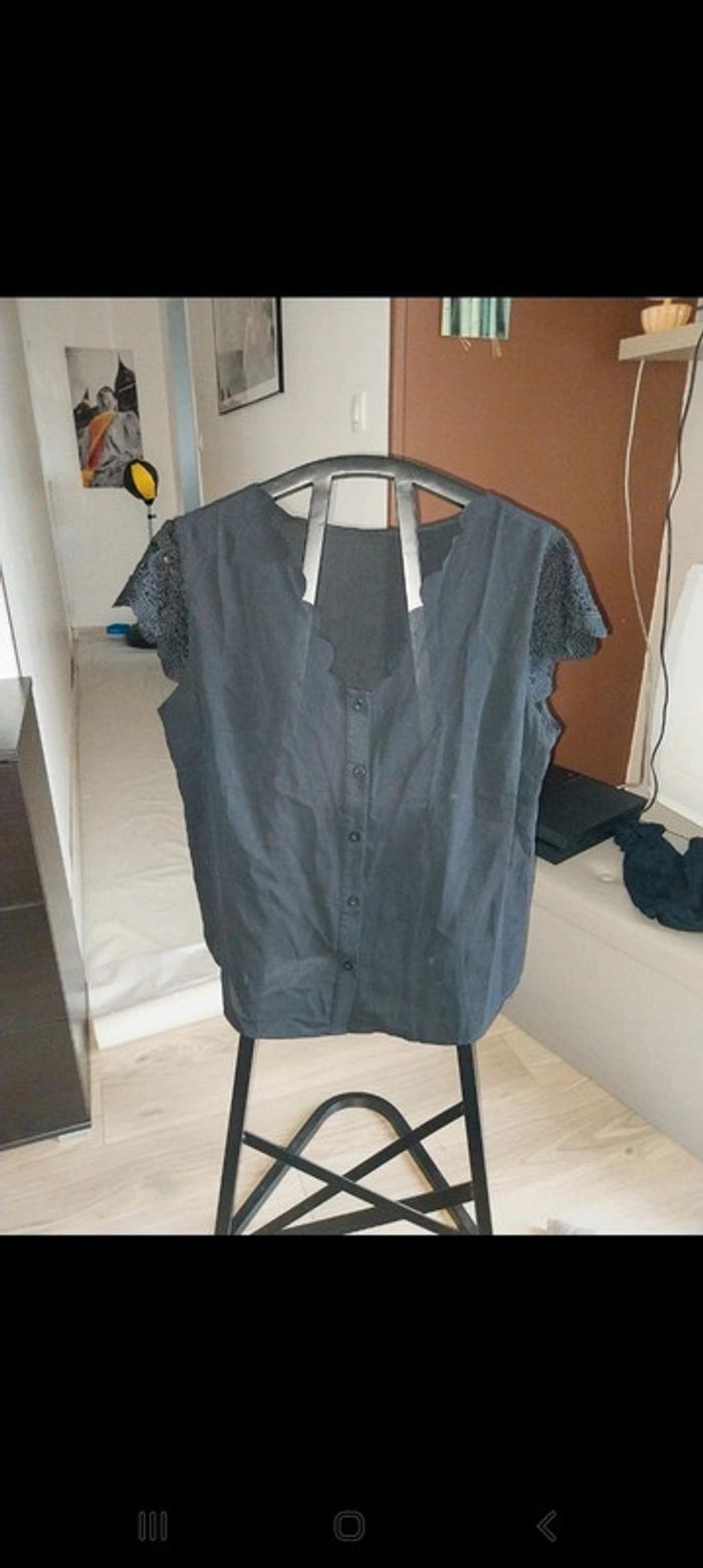 Chemisier manches courtes noir raille 1XL Shein. Dentelle aux manches. Neuf jamais porté.