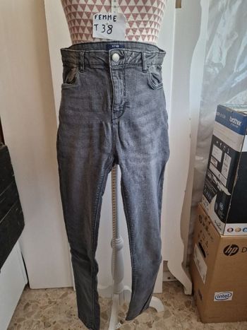 Jeans, gris, taille haute, forme skinny, en très très bon état, longueur 97cm, en coton & elasthanne