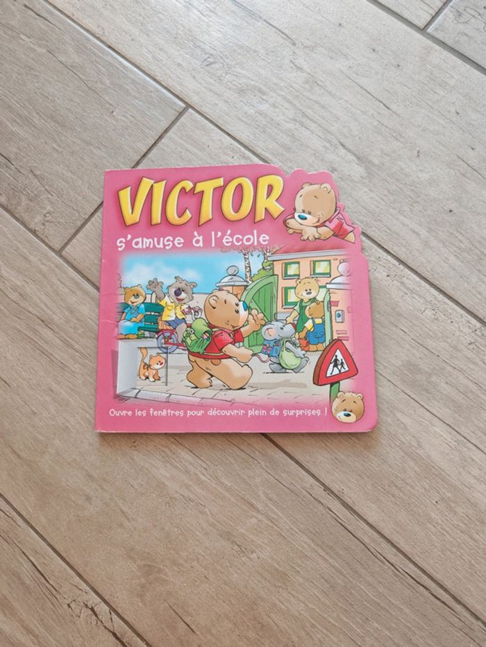 Livre cartonné bébé Victor s'amuse à l'école