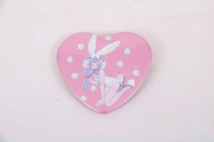 Badge coeur rose anime bunny girl