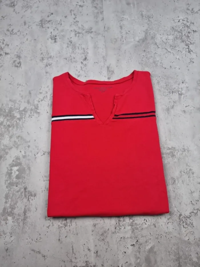 T-shirt Tommy Hilfiger rouge avec col fendu – Taille S Femme - photo numéro 2