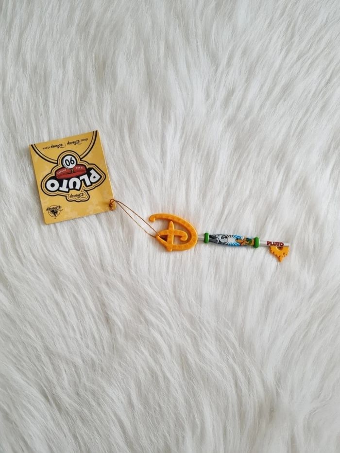 clef de collection les 90 ans de Pluto avec une nouvelle