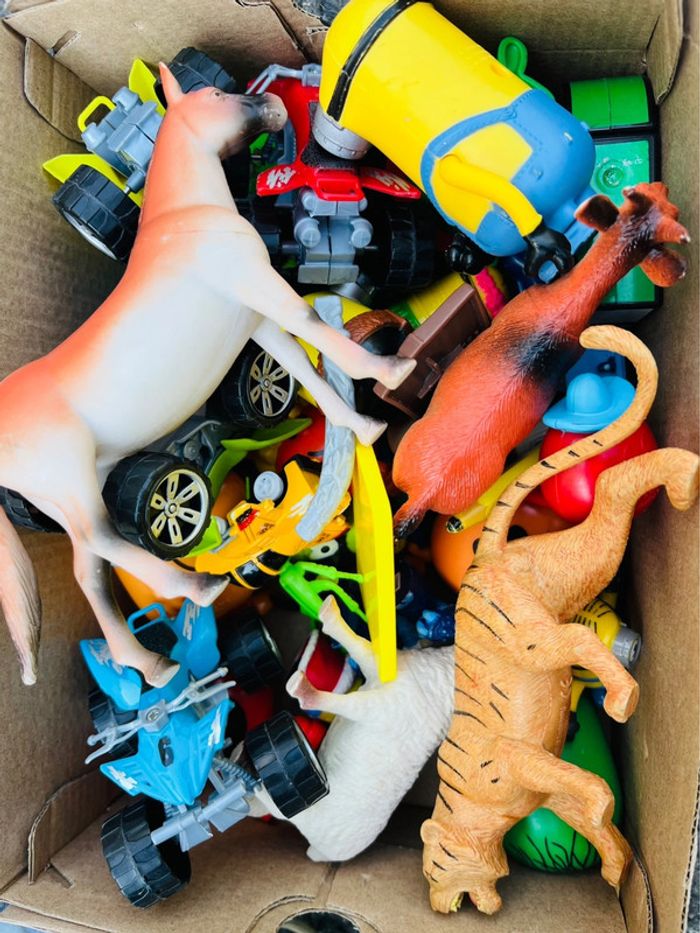 Boîtes plusieurs petits jouets/figurines