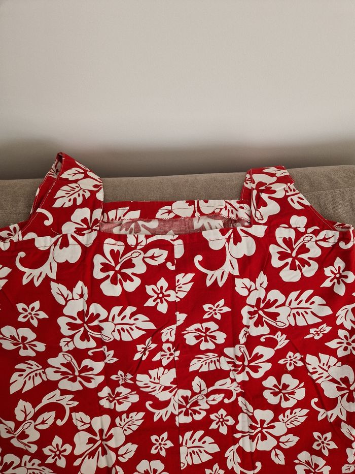 Robe polynésienne rouge à motif fleurs blanche - photo numéro 10